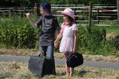 Enfants de mêmes parents faisant de l'auto-stop image libre de droits Enfants de mêmes parents faisant de l'auto-stop image libre de droits