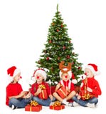 Enfants de Noël jouant sous l'arbre de sapin. Présents de nouvelle année au-dessus du fond blanc image libre de droits Enfants de Noël jouant sous l'arbre de sapin. Présents de nouvelle année au-dessus du fond blanc image libre de droits