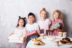 Enfants emballés mélangés ou enfants heureux sur la fête d'anniversaire image libre de droits Enfants emballés mélangés ou enfants heureux sur la fête d'anniversaire image libre de droits