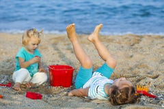 Enfants en mer images stock Enfants en mer images stock