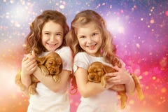 Enfants et chiens heureux le réveillon de Noël Nouvelle année 2018 Concept de vacances, Noël, fond de nouvelle année images stock Enfants et chiens heureux le réveillon de Noël Nouvelle année 2018 Concept de vacances, Noël, fond de nouvelle année images stock