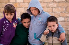 Enfants frais avec le regard méfiant photographie stock libre de droits Enfants frais avec le regard méfiant photographie stock libre de droits