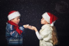 Enfants heureux jouant avec des flocons de neige sur la promenade d'hiver images stock Enfants heureux jouant avec des flocons de neige sur la promenade d'hiver images stock