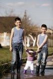 Enfants heureux jouant dans le magma photos libres de droits Enfants heureux jouant dans le magma photos libres de droits