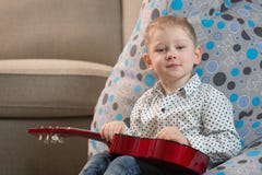 Enfants heureux jouant la guitare photo stock Enfants heureux jouant la guitare photo stock