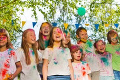 Enfants heureux peints dans les couleurs du festival de Holi photographie stock Enfants heureux peints dans les couleurs du festival de Holi photographie stock