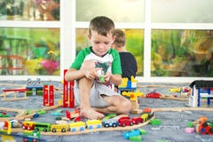 Enfants jouant avec le train en bois Jeu de gar?on d'enfant en bas ?ge avec le train et les voitures Jouets ?ducatifs pour l'?col photographie stock libre de droits Enfants jouant avec le train en bois Jeu de gar?on d'enfant en bas ?ge avec le train et les voitures Jouets ?ducatifs pour l'?col photographie stock libre de droits