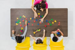 Enfants jouant les jouets colorés images stock Enfants jouant les jouets colorés images stock