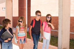 Enfants marchant au campus d'école images stock Enfants marchant au campus d'école images stock