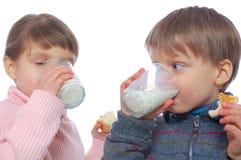 Enfants prenant le déjeuner Images stock Enfants prenant le déjeuner Images stock