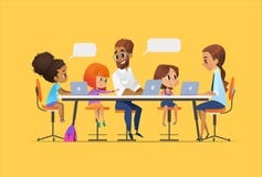 Enfants, tuteur heureux et professeur s'asseyant aux ordinateurs portables et apprenant la programmation pendant la leçon d'école illustration libre de droits Enfants, tuteur heureux et professeur s'asseyant aux ordinateurs portables et apprenant la programmation pendant la leçon d'école illustration libre de droits