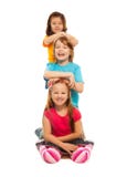 Enfants un derrière des autres photos stock Enfants un derrière des autres photos stock