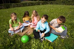 Enfants à l'extérieur image stock Enfants à l'extérieur image stock