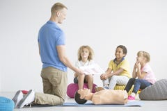Enfants écoutant l'infirmier image stock Enfants écoutant l'infirmier image stock