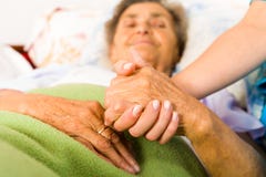 Enfermera que cuida Holding Hands foto de archivo libre de regalías Enfermera que cuida Holding Hands foto de archivo libre de regalías