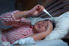 Enfermo hermoso joven y frío sufridor agotado y gripe de la mujer china asiática que celebran la comprobación del papel seda y de imagen de archivo Enfermo hermoso joven y frío sufridor agotado y gripe de la mujer china asiática que celebran la comprobación del papel seda y de imagen de archivo