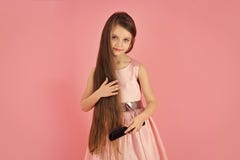 Enfrente a menina ou a criança da forma em sua site Retrato da cara da menina no cabelo da escova da criança da menina em elegant imagem de stock royalty free Enfrente a menina ou a criança da forma em sua site Retrato da cara da menina no cabelo da escova da criança da menina em elegant imagem de stock royalty free