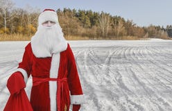 Engendre a Christmas, Santa Claus está en el bosque con un bolso de regalos foto de archivo Engendre a Christmas, Santa Claus está en el bosque con un bolso de regalos foto de archivo