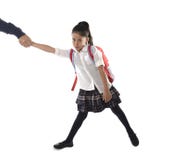 Engendre la mano que detiene y que tira de su colegiala latina cambiante joven con el uniforme y haga excursionismo enojado fotos de archivo Engendre la mano que detiene y que tira de su colegiala latina cambiante joven con el uniforme y haga excursionismo enojado fotos de archivo
