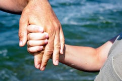 Engendrez donner la main à un enfant images libres de droits Engendrez donner la main à un enfant images libres de droits