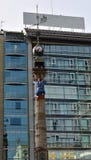 Engodo cômico de Coruna do La spain Em agosto de 2018 Boneco de ação que escala um obelisco imagens de stock Engodo cômico de Coruna do La spain Em agosto de 2018 Boneco de ação que escala um obelisco imagens de stock