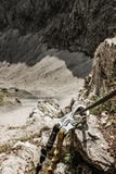 Engranaje que sube Arnés de seguridad y afianzar en altas montañas - Adrenalina imagen de archivo libre de regalías Engranaje que sube Arnés de seguridad y afianzar en altas montañas - Adrenalina imagen de archivo libre de regalías
