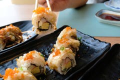 Enjoy japanische Küchen Essens, verschiedene Art von Sushi und Maki lizenzfreie stockbilder Enjoy japanische Küchen Essens, verschiedene Art von Sushi und Maki lizenzfreie stockbilder