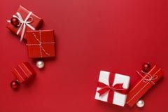 Enkla moderna gåvagåvor för röd & vit jul på ljus röd bakgrund Festlig feriegräns arkivfoton Enkla moderna gåvagåvor för röd & vit jul på ljus röd bakgrund Festlig feriegräns arkivfoton