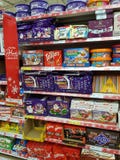 Ennis, Irlanda - 17 novembre 2017: Tesco immagazzina in Ennis County Clare, Irlanda Selezione di vario cioccolato di Natale, dolc Fotografia Stock Libera da Diritti Ennis, Irlanda - 17 novembre 2017: Tesco immagazzina in Ennis County Clare, Irlanda Selezione di vario cioccolato di Natale, dolc Fotografia Stock Libera da Diritti