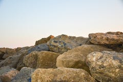 Enorme Flusssteine gegen den wolkenlosen Himmel lizenzfreie stockfotos Enorme Flusssteine gegen den wolkenlosen Himmel lizenzfreie stockfotos