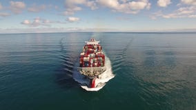 Enormes Containerschiff segelt in die Meereswogen, Meerblickhorizont, blaues Wasser 4k Enormes Containerschiff segelt in die Meereswogen, Meerblickhorizont, blaues Wasser 4k