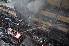 Enormes Feuer am Kolkata-Großhandel-Markt stockfotos Enormes Feuer am Kolkata-Großhandel-Markt stockfotos