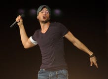Enrique Iglesias presteert in overleg stock afbeeldingen Enrique Iglesias presteert in overleg stock afbeeldingen