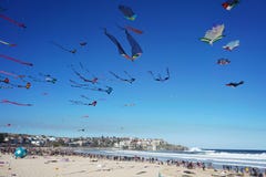 Enrole o festival na praia de Bondi, Sydney, Austrália o 10 de setembro de 2017 Os papagaios coloridos no céu como o evento famos foto de stock royalty free Enrole o festival na praia de Bondi, Sydney, Austrália o 10 de setembro de 2017 Os papagaios coloridos no céu como o evento famos foto de stock royalty free