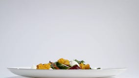 Ensalada con los arenques, las remolachas, paprika, la cebolla roja, la mostaza y el vinagre balsámico Ensalada de la lechuga, de imagenes de archivo Ensalada con los arenques, las remolachas, paprika, la cebolla roja, la mostaza y el vinagre balsámico Ensalada de la lechuga, de imagenes de archivo