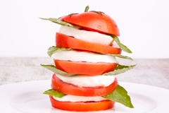 Ensalada de Caprese con la mozarela, el tomate y la albahaca fotos de archivo libres de regalías Ensalada de Caprese con la mozarela, el tomate y la albahaca fotos de archivo libres de regalías