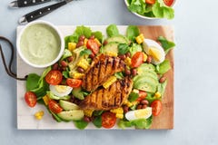 Ensalada de Cobb con el pollo, el aguacate, el tomate, los huevos y el maíz imagenes de archivo Ensalada de Cobb con el pollo, el aguacate, el tomate, los huevos y el maíz imagenes de archivo