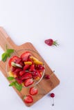 Ensalada de fruta colorida en el bol de vidrio Fresas, kiwis y albaricoques foto de archivo Ensalada de fruta colorida en el bol de vidrio Fresas, kiwis y albaricoques foto de archivo