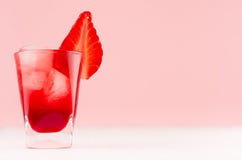 Ensalada de fruta roja fría fresca del verano con los cubos de hielo y el pedazo de la fresa en interior moderno elegante de la c imagen de archivo libre de regalías Ensalada de fruta roja fría fresca del verano con los cubos de hielo y el pedazo de la fresa en interior moderno elegante de la c imagen de archivo libre de regalías
