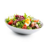 Ensalada en blanco un cuenco de ensalada fresca de la lechuga con los tomates eggs el prosciutto sobre blanco Fotos de archivo Ensalada en blanco un cuenco de ensalada fresca de la lechuga con los tomates eggs el prosciutto sobre blanco Fotos de archivo