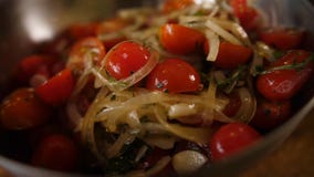 Ensalada fresca del tomate y de la cebolla imagenes de archivo Ensalada fresca del tomate y de la cebolla imagenes de archivo