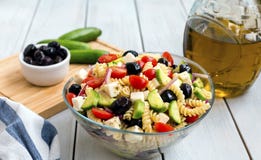Ensalada griega con las pastas Imágenes de archivo libres de regalías Ensalada griega con las pastas Imágenes de archivo libres de regalías