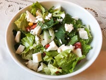 Ensalada griega fresca hecha en casa con el queso feta en la cocina Imágenes de archivo libres de regalías Ensalada griega fresca hecha en casa con el queso feta en la cocina Imágenes de archivo libres de regalías