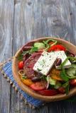 Ensalada griega hecha en casa de los tomates, de los pepinos, de las pimientas dulces, del queso, de las aceitunas y de los verde Foto de archivo libre de regalías Ensalada griega hecha en casa de los tomates, de los pepinos, de las pimientas dulces, del queso, de las aceitunas y de los verde Foto de archivo libre de regalías