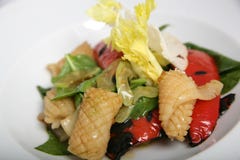 Ensalada sana, hermosa, dietética del calamar y verduras asadas a la parrilla fotos de archivo libres de regalías Ensalada sana, hermosa, dietética del calamar y verduras asadas a la parrilla fotos de archivo libres de regalías