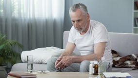 Ensamt sammanträde för dåligt hög man på soffan och tänka om liv, fördjupning Arkivbild Ensamt sammanträde för dåligt hög man på soffan och tänka om liv, fördjupning Arkivbild