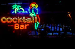 Enseigne au néon de barre de cocktail Photos libres de droits Enseigne au néon de barre de cocktail Photos libres de droits