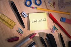Enseignement contre la table d'étudiants avec des fournitures scolaires photos stock Enseignement contre la table d'étudiants avec des fournitures scolaires photos stock