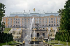 Ensemble architectural de parc de Peterhof photographie stock libre de droits Ensemble architectural de parc de Peterhof photographie stock libre de droits