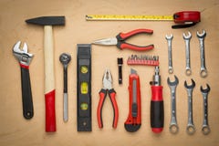 Ensemble d'outils de bricolage sur un panneau en bois photo libre de droits Ensemble d'outils de bricolage sur un panneau en bois photo libre de droits